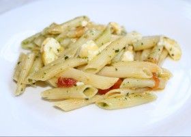 Ensalada de pasta con tomate, pesto y mozzarella fresca