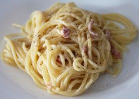 Receta de Espaguetis con salsa carbonara (sin huevo)