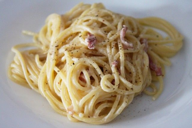 Espaguetis con salsa carbonara (sin huevo)