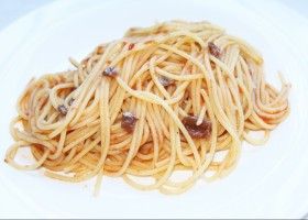 Espaguetis con salsa de tomate y anchoas