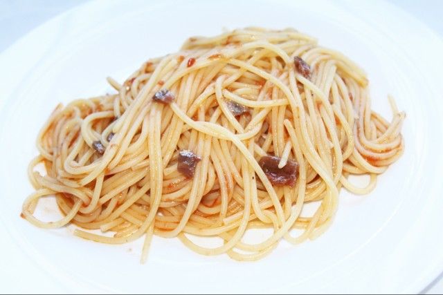 Espaguetis con tomate y anchoas