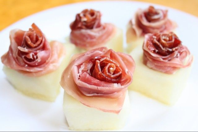 Flores de jamón con melón