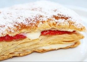 Hojaldre de crema con fresas