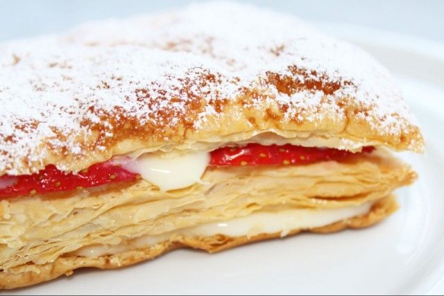 Hojaldre de crema con fresas