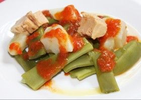 Judías verdes con patatas y salsa de tomate con bonito