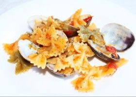 Pasta con almejas en salsa roja