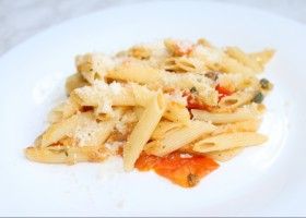 Pasta con tomates, anchoas y alcaparras