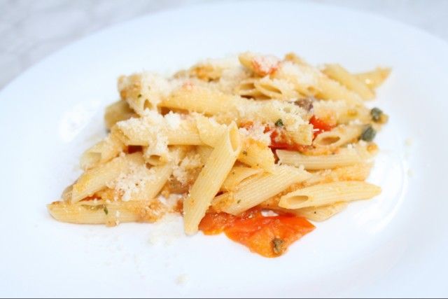 Pasta con tomates, anchoas y alcaparras