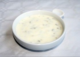 Salsa de yogur, mostaza y pepinillos