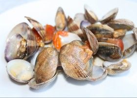 Almejas en salsa roja