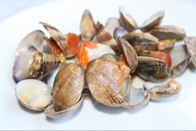 Almejas en salsa roja