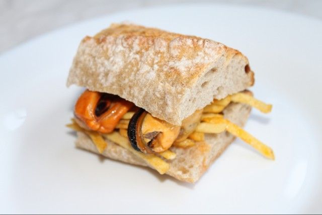 Bocadillo de mejillones y patatas fritas