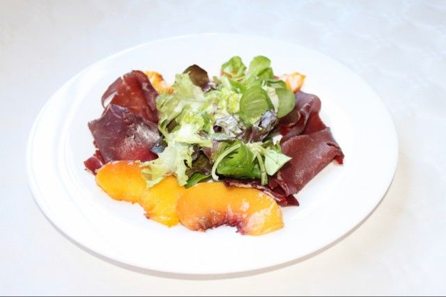 Ensalada de cecina y melocotón