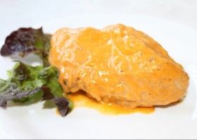 Pollo en escabeche con salsa de zanahoria