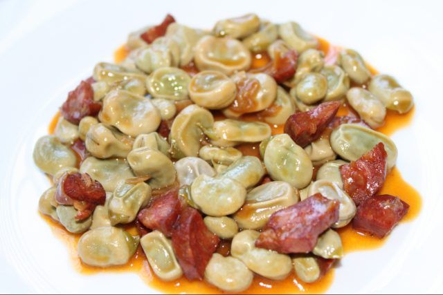Habas tiernas con Chorizo