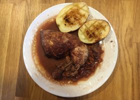 Pollo Asado con Ciruelas y Bayas Goji