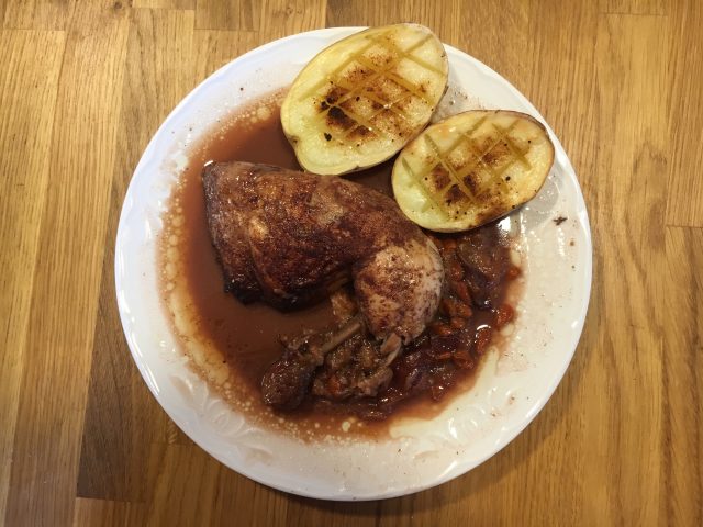 Pollo asado ciruelas bayas goji